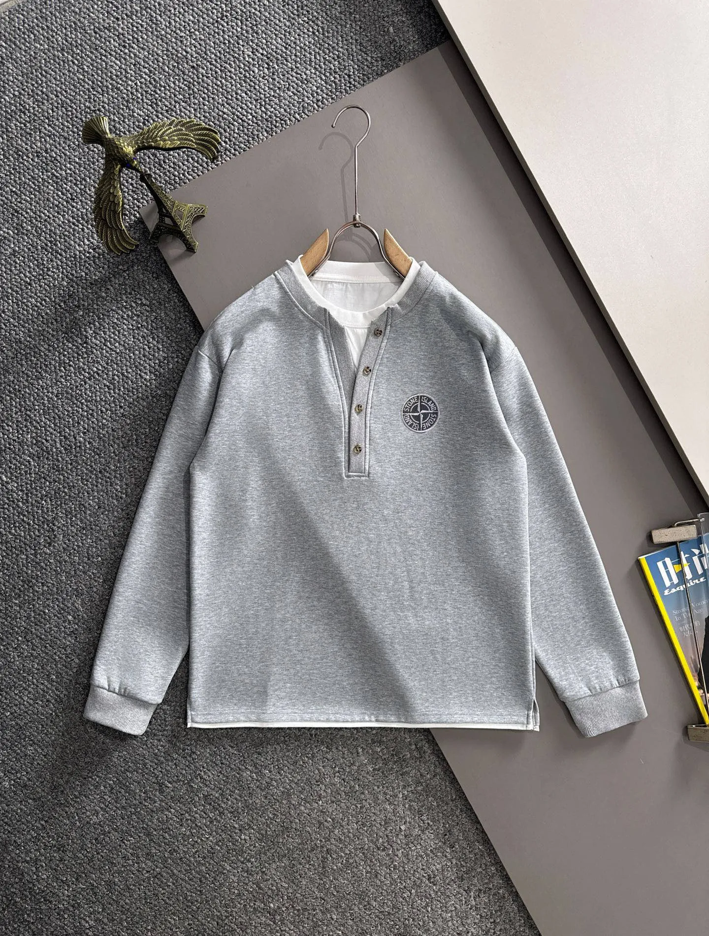 P360 Stone Island's exclusive first release of 25ss autumn and winter new lapel sweatshirt long-sleeved men and women. Many stars share the same style. Craftsmanship that ordinary small workshops cannot copy. We are not afraid of any challenges in terms of materials, detail restoration and craftsmanship, just to provide everyone with wonderful products. Compare the top original versions at will. No expense is spared just to do better. Unique imported fabric feel. Purely imported German machine production. Precision operation. Thousands of needles density. Full set of new accessories with three standards for simultaneous customization. The upper body is versatile and fashionable. A perfect choice for autumn and winter. A must-have item. Size chart: m-4XL (Please state your height and weight when placing an order.